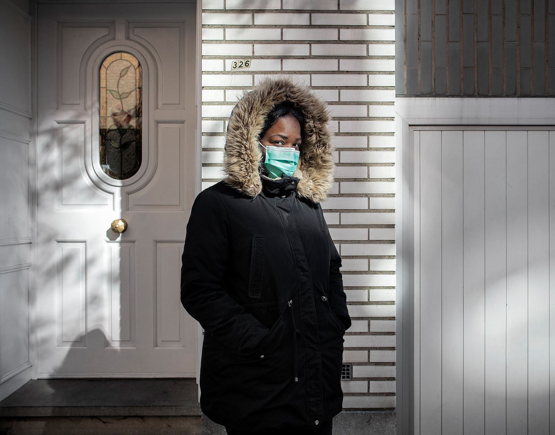 Portrait photo d'une femme dans la rue portrant un masque Covid 19 par Charles Delcourt