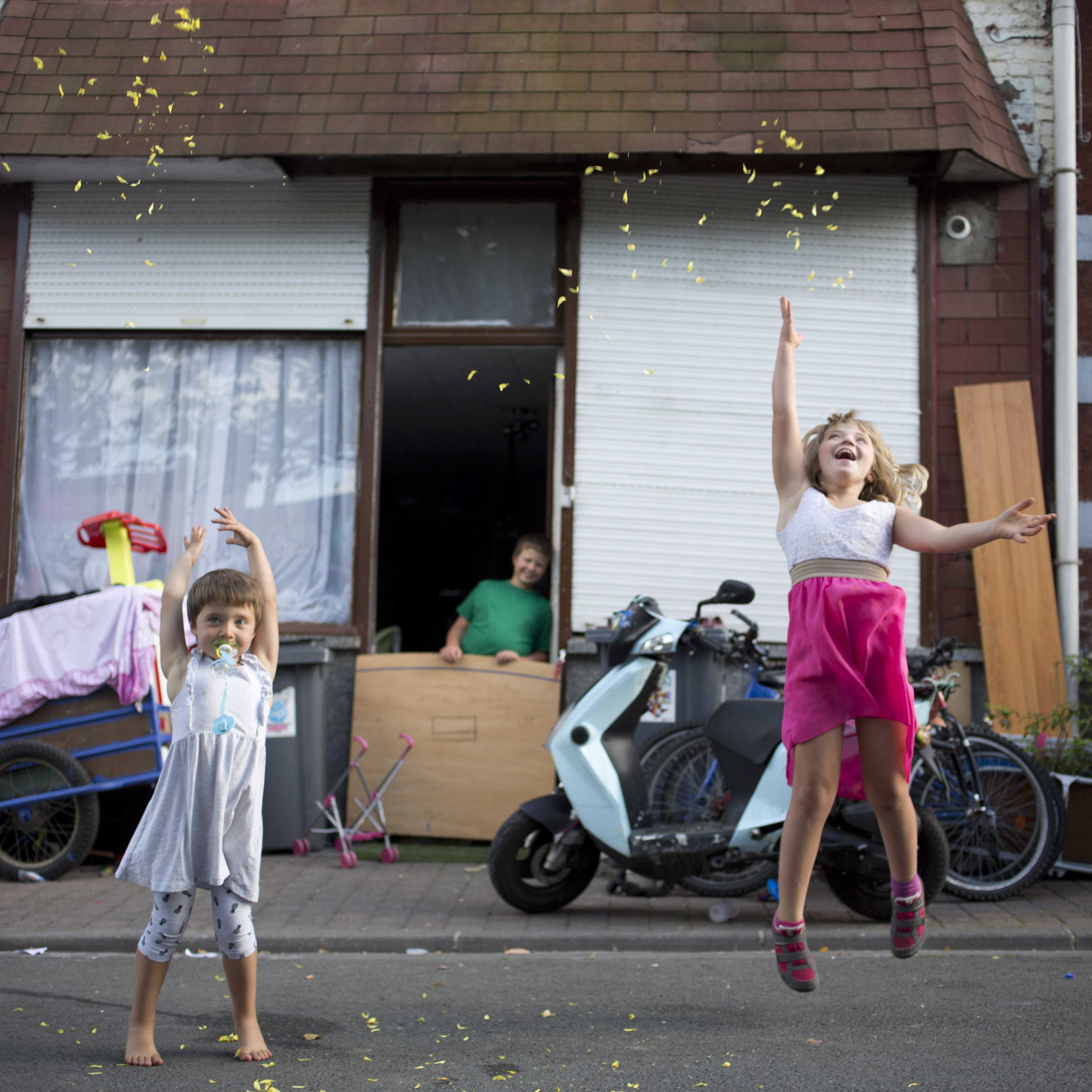 Photographie d'enfants jouant dans le quartier de La Lainière à Roubaix par Eric Le Brun