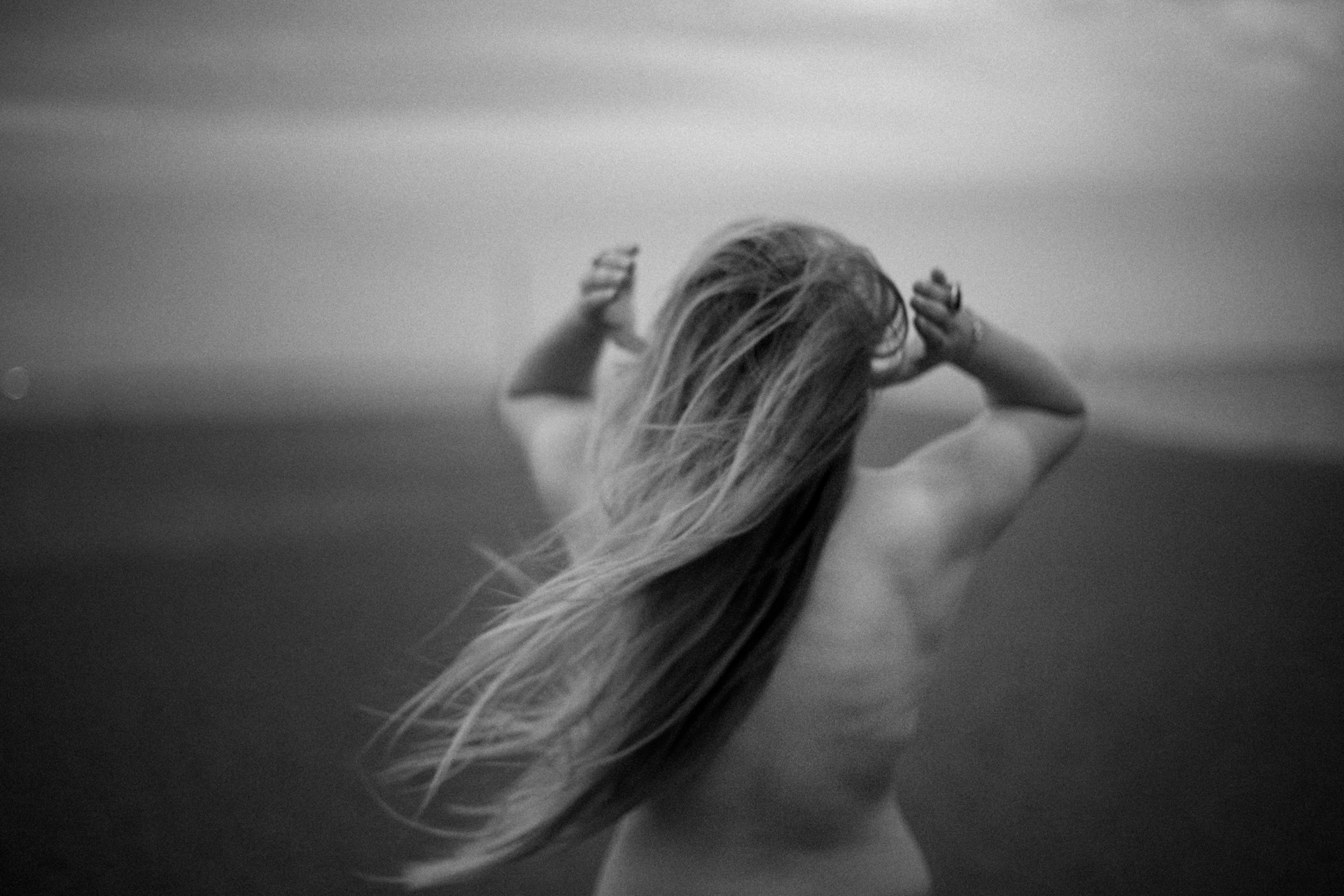 Photo noir et blanc d'une femme nue avec les cheveux dans le vent par Marie-Clémence David