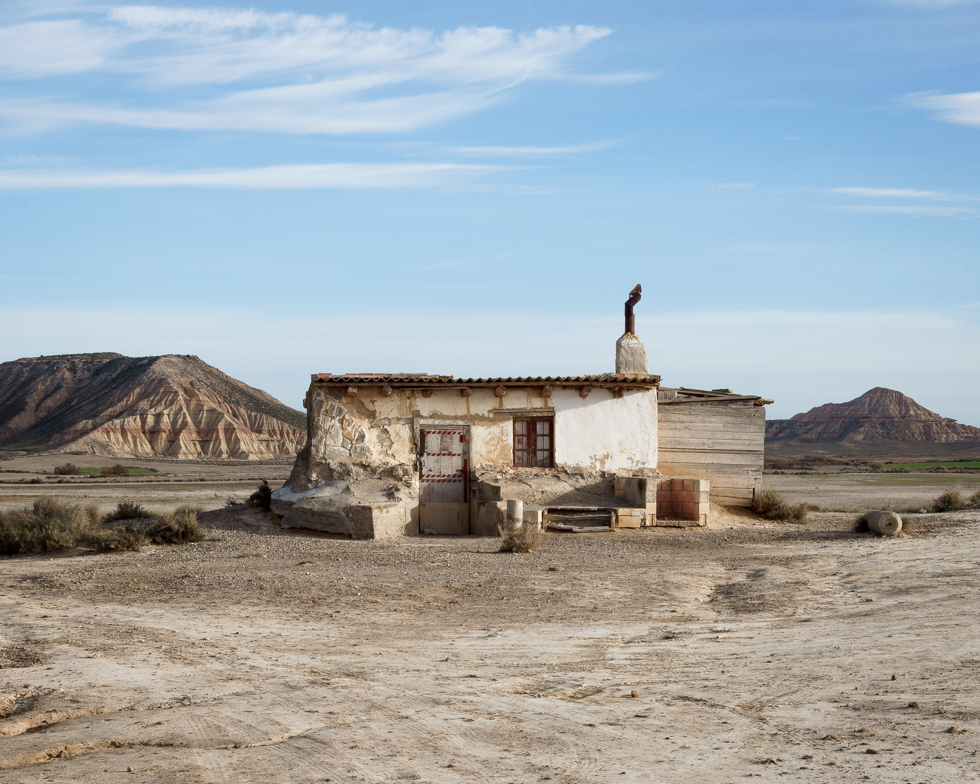 Photo prise par Lucas Dumortier d'une maison au cœur d'un desert lors de son voyage de dix mois Europe