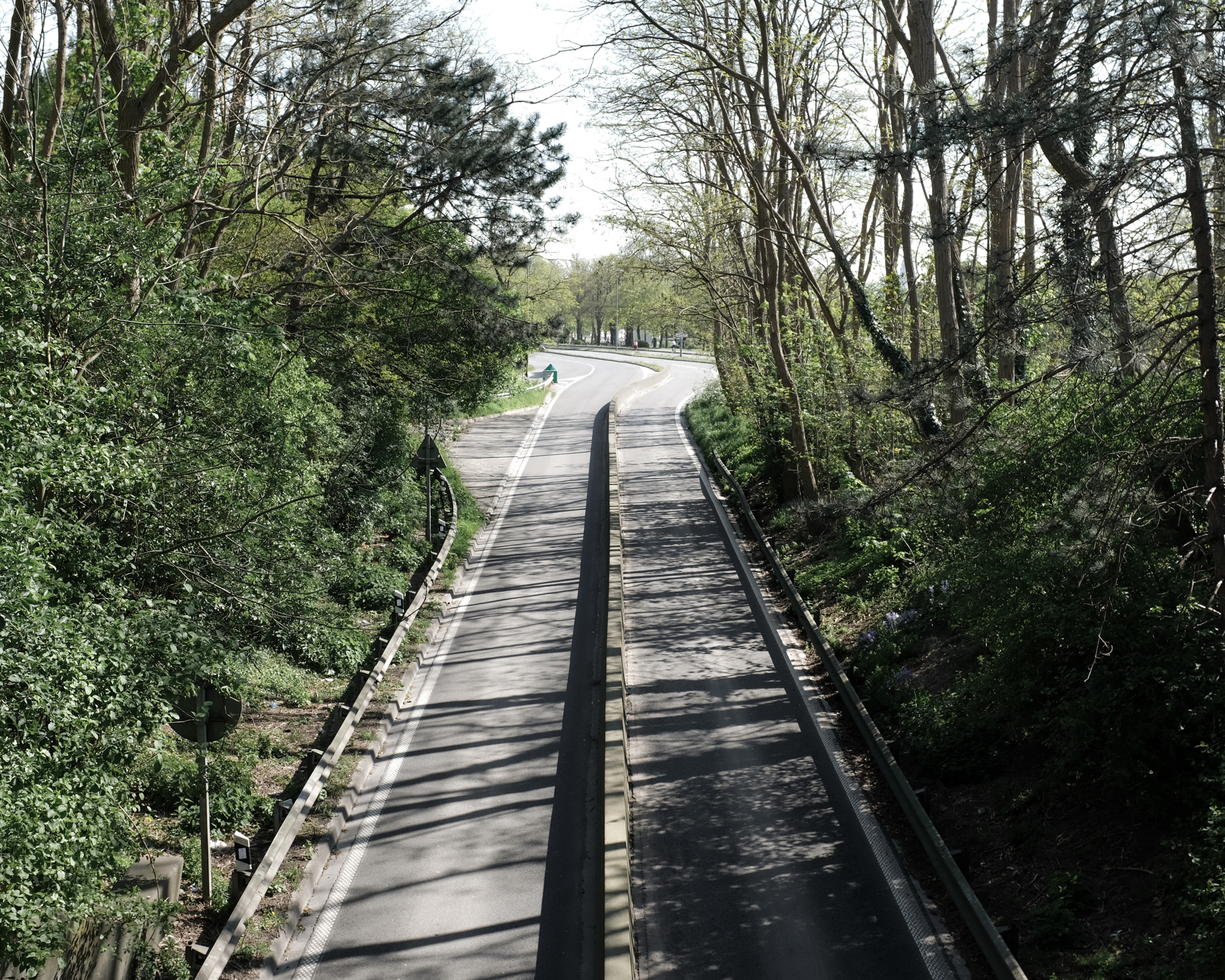 Photographie d'une route déserte lors de la crise sanitaire Covid 19 en France par Aurélien Delafond