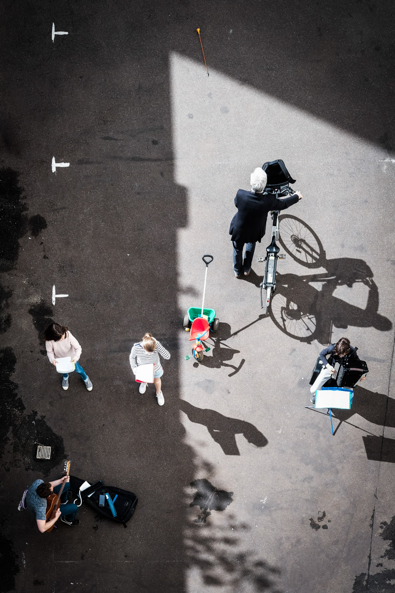 Photographie au dessus de l'animation d'une cour durant le confinement en 2020 par Klara Beck