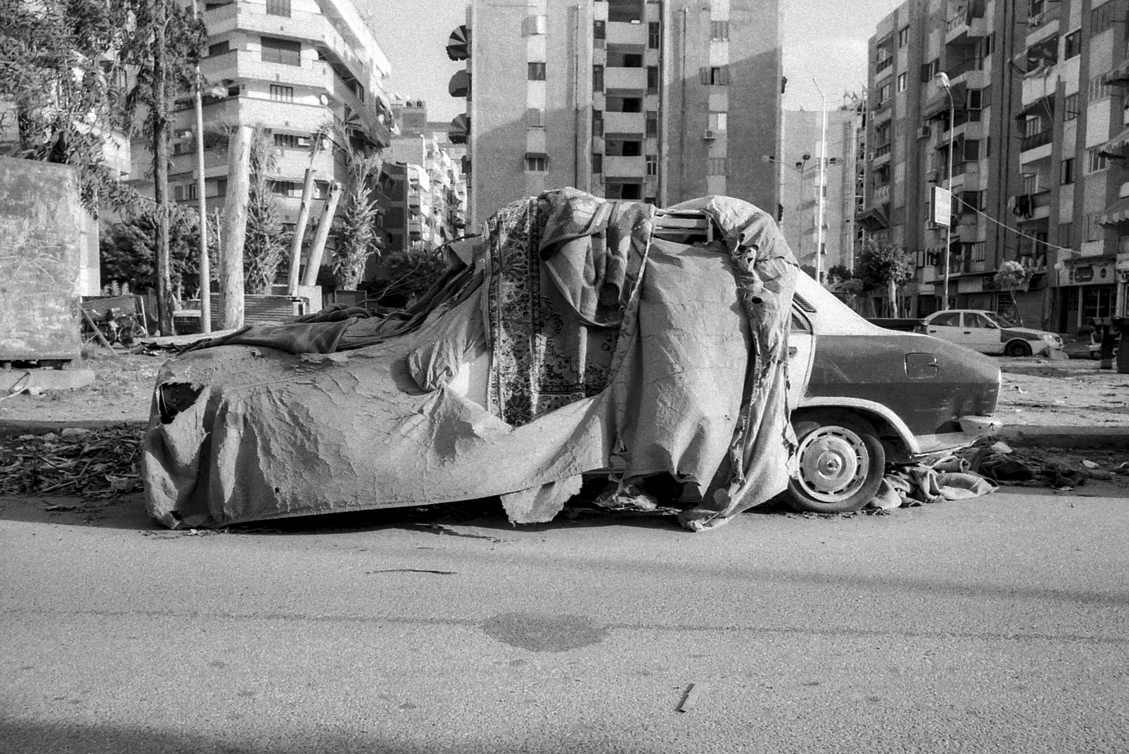 Reportage photo de la crise en Egypte décembre 2012 avec cette voiture abandonnée par Marc Mounier-Kuhn