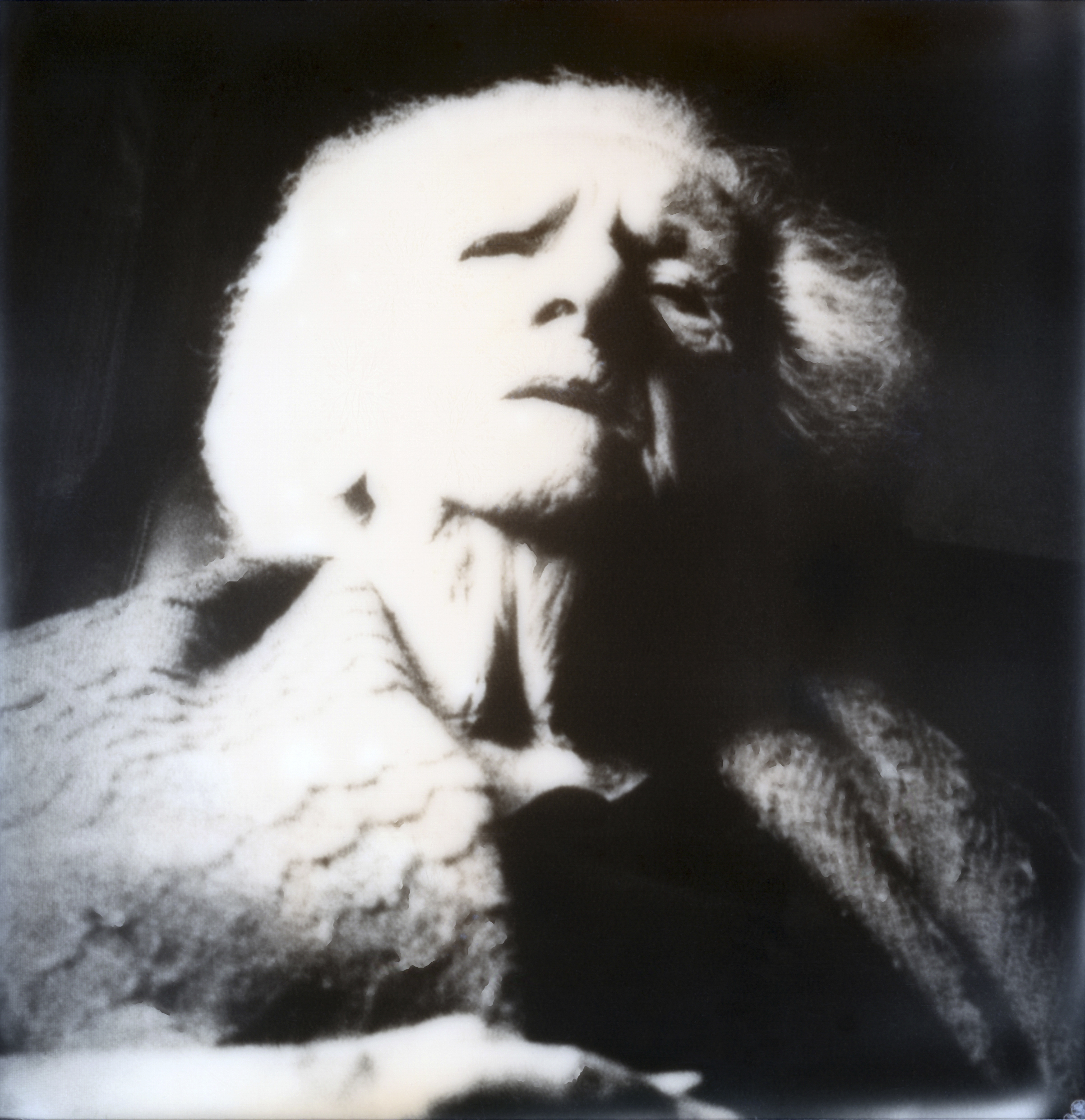 Photographie portrait noir et blanc avec un polaroid d'une femme âgée par Marc Mounier Kuhn