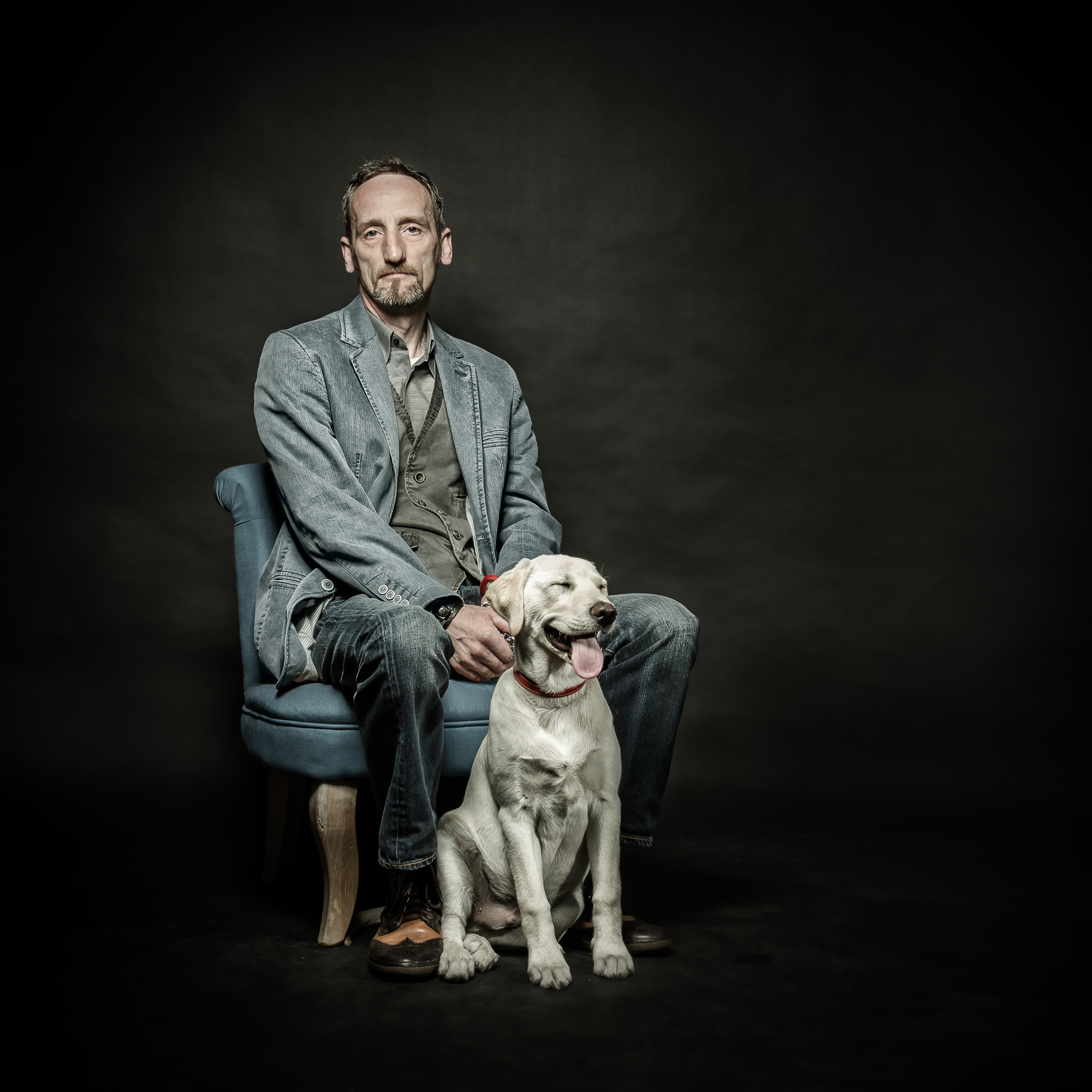 Photographie en studio fond noir de différents humains et de leur chien respectif par Quentin Pruvost