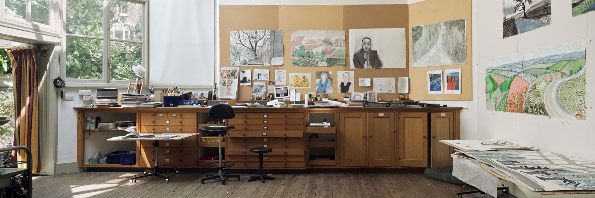Image de l'atelier de l'artiste David Hockney, peintre portraitiste et paysagiste par Gautier Deblonde