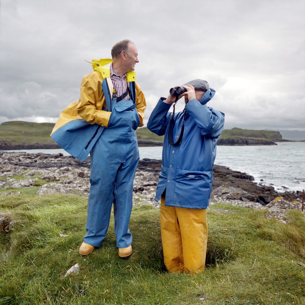 Photo de deux habitants de la petite île Eigg sur la côte ouest de l'Ecosse par Charles Delcourt