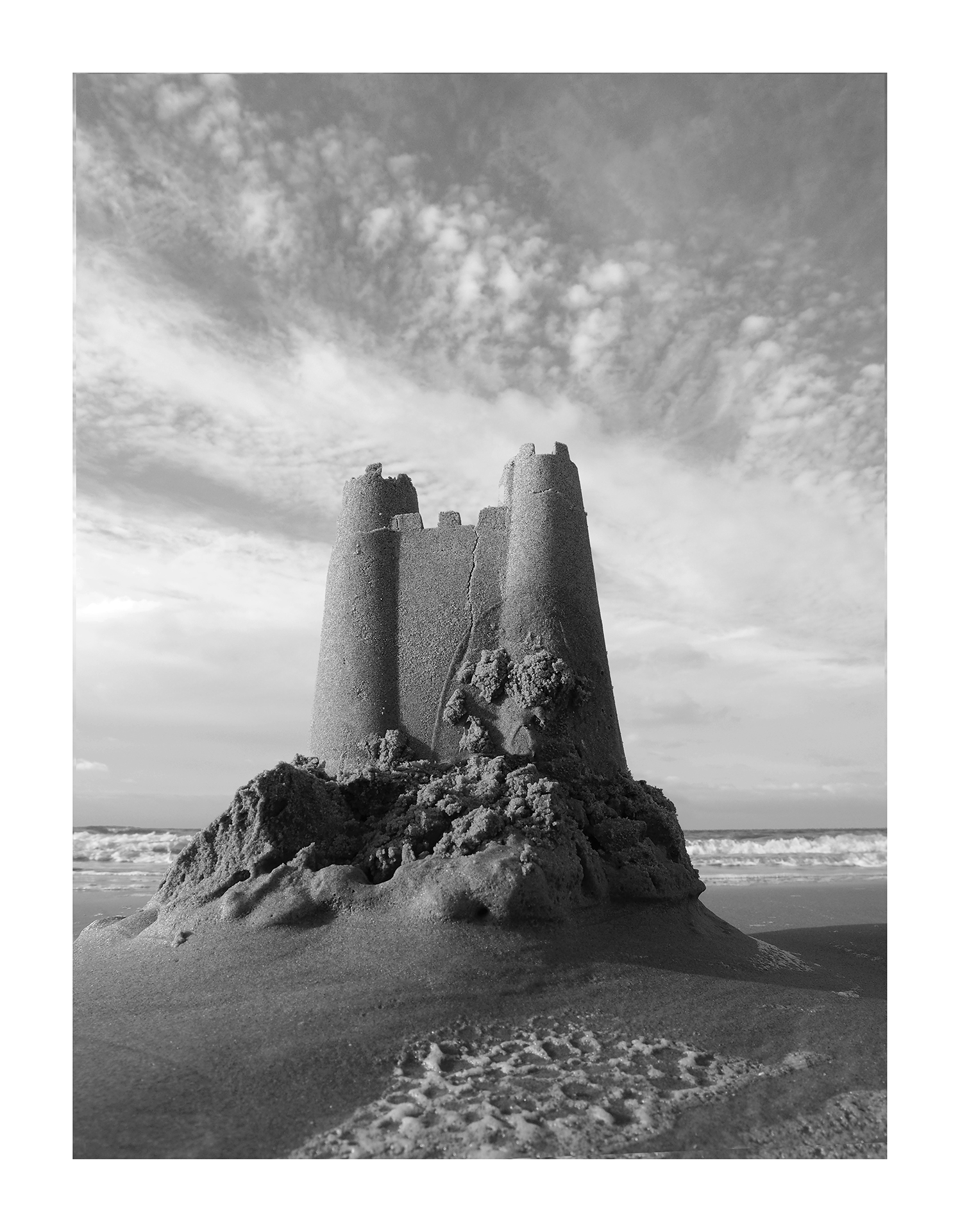 Image d'un château de sable noir et blanc sur une plage par le photographe Jean-Pierre Duplan