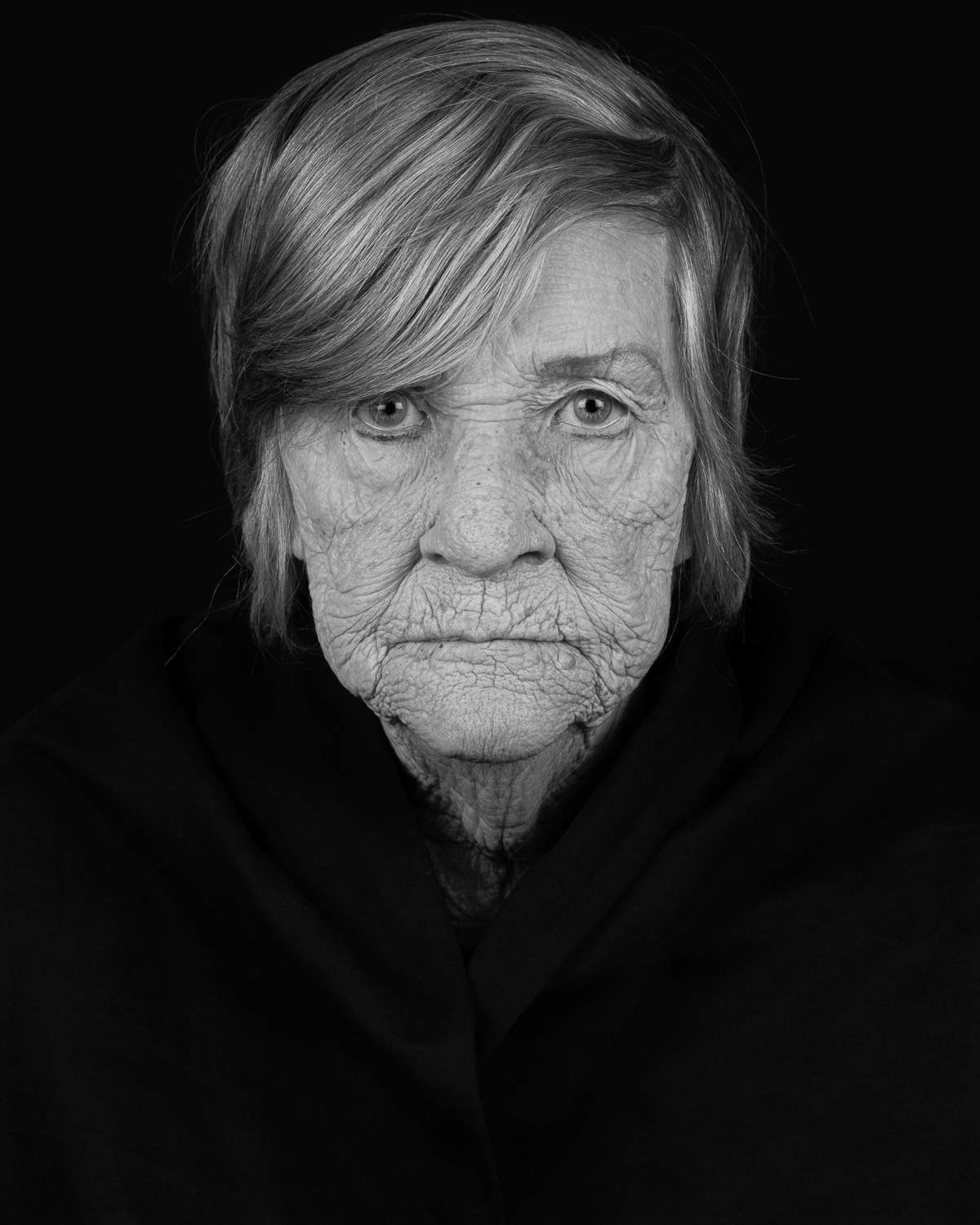 Photographie portrait noir et blanc studio femme d'une association caritative par Frédéric Cornu
