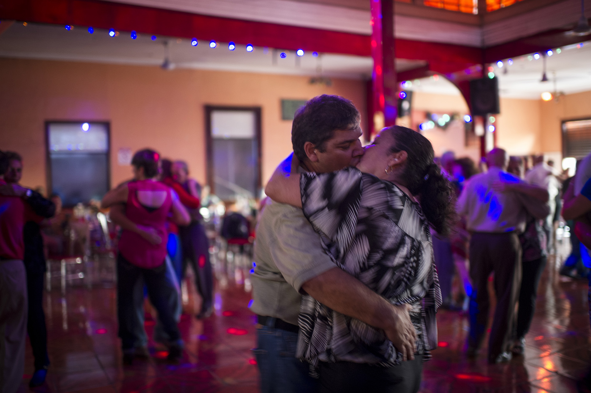Cliché d'un couple s'embrassant sur une piste de danse à San José, Costa Rica par Gabriela Tellez