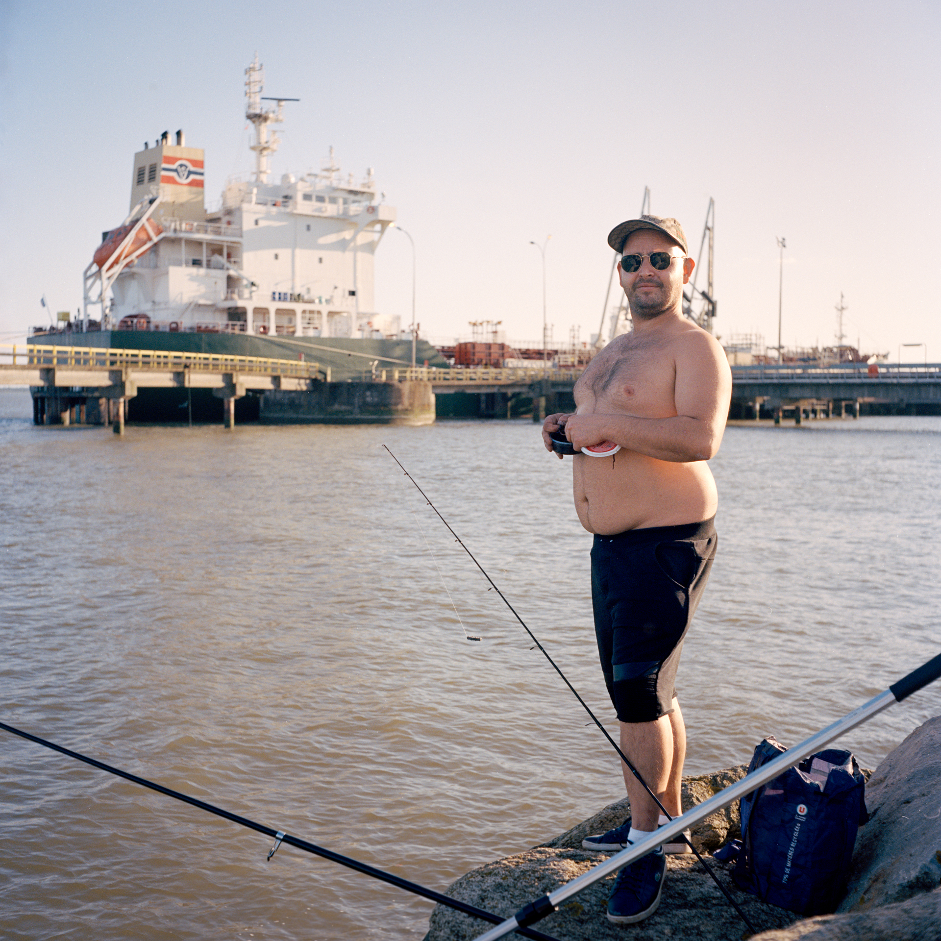 Image d'un pêcheur au bord de l'estuaire de la Loire entre Saint-Nazaire et Nantes par Mathieu Dréan