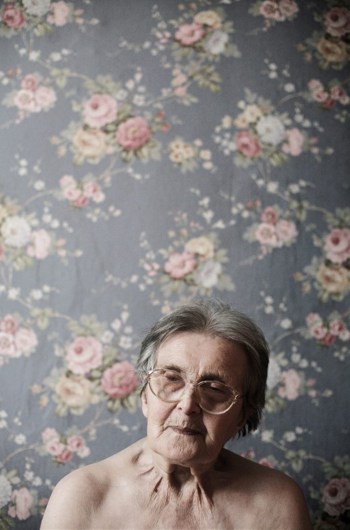 Photographie portrait d'une femme âgée, série de photos sur les conditions féminines par Nadège Fagoo