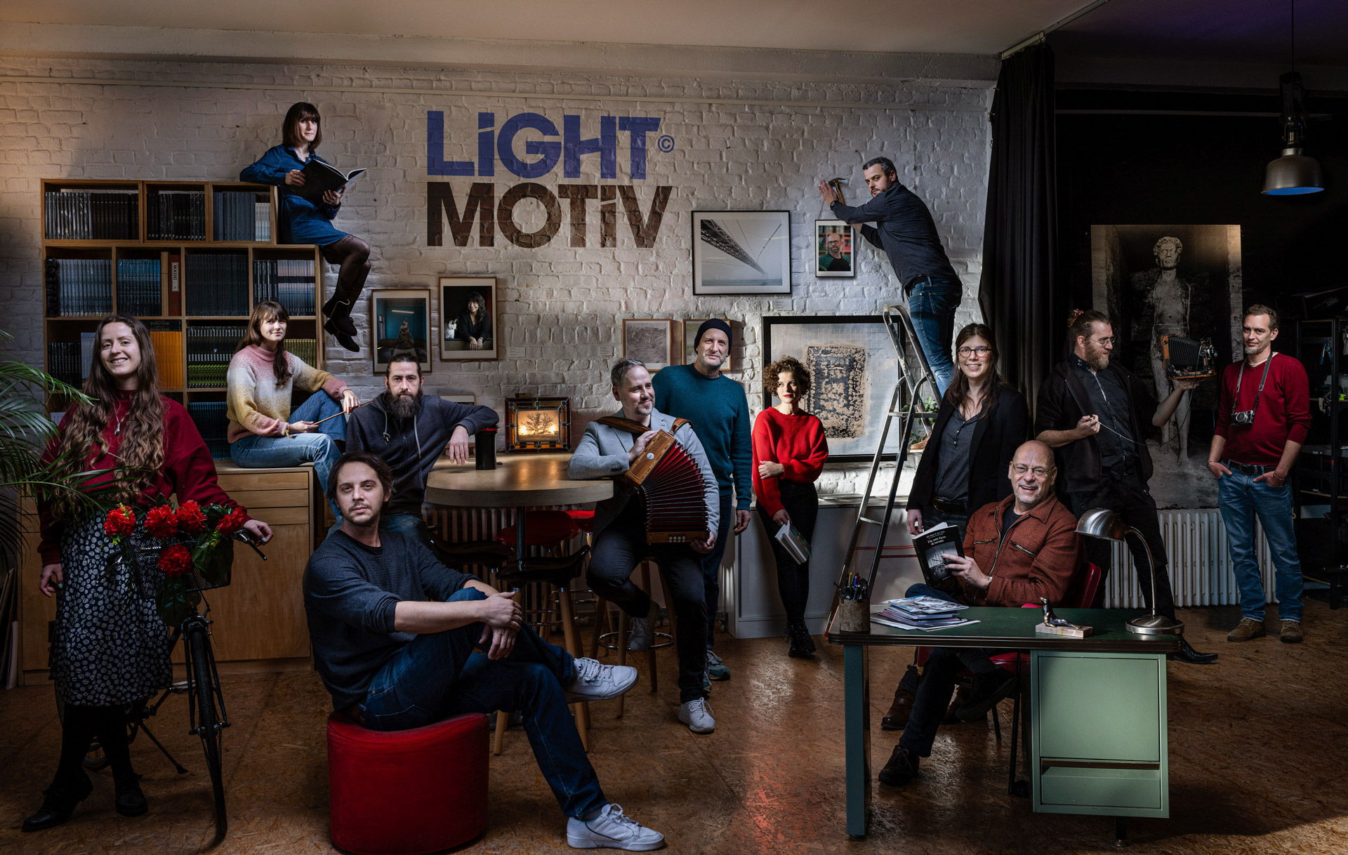 L'équipe de l'agence de photographes Light Motiv posant les locaux et le studio basés à Lille en 2023.