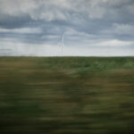 Photographie d'un paysage agricole, un champs composé de plusieurs éoliennes par Richard Baron