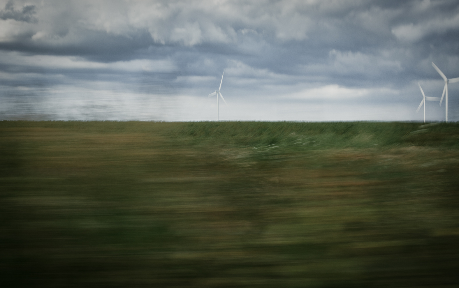 Photographie d'un paysage agricole, un champs composé de plusieurs éoliennes par Richard Baron