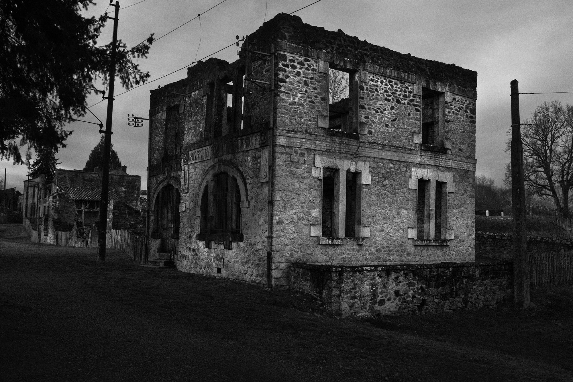 Photographie par Yannick Cormier du village martyr d'Oradour-sur-Glane où a eu lieu un massacre des habitants par une partie de la division Waffen SS Das Reich le samedi 10 juin 1944. L'année 2024 marquera les 80 ans de commémoration depuis le drame.