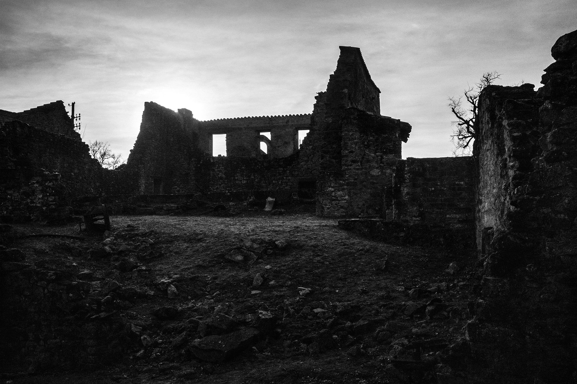 Photographie par Yannick Cormier du village martyr d'Oradour-sur-Glane où a eu lieu un massacre des habitants par une partie de la division Waffen SS Das Reich le samedi 10 juin 1944. L'année 2024 marquera les 80 ans de commémoration depuis le drame.