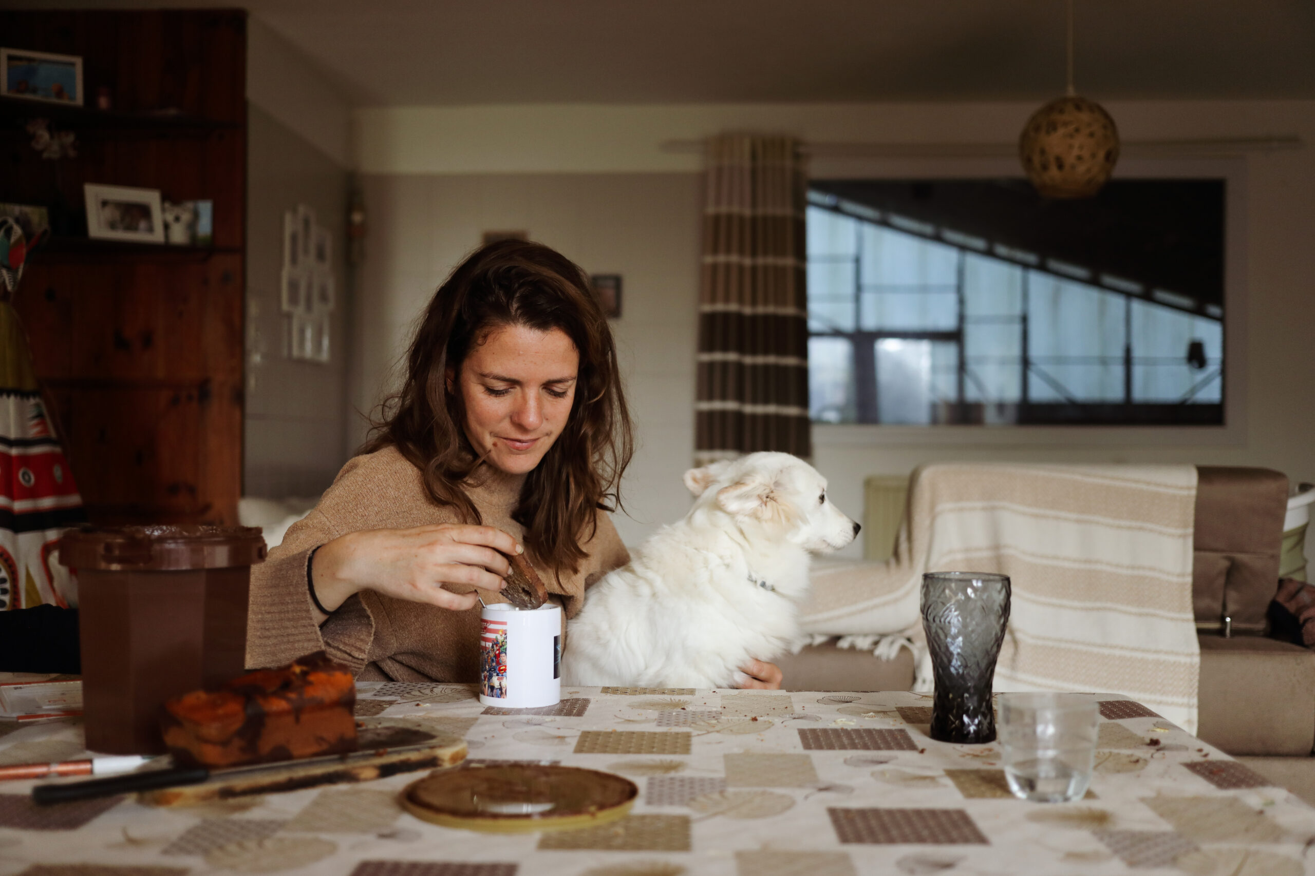 Coupe des blocs de savon, dans l'atelier de Cyril, savonnier à Boeschèpe dans le Nord de la France. La savonnerie des Flandres. Photographie de Nadège Fagoo (Light Motiv)