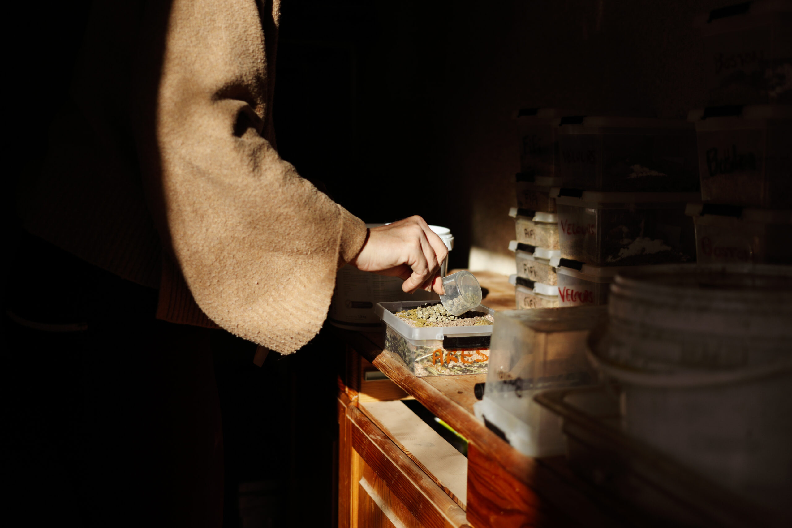 Portrait de Cyril dans son atelier, savonnier à Boeschèpe dans le Nord de la France. La savonnerie des Flandres. Photographie de Nadège Fagoo (Light Motiv)