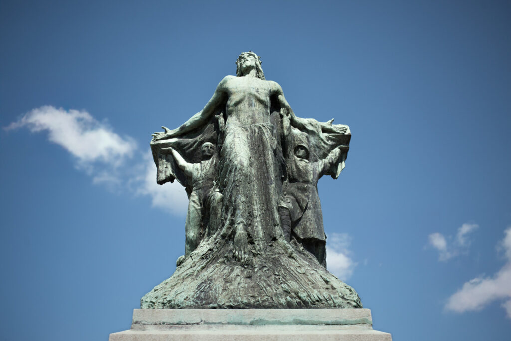 Dans l'atelier de Lucille, tourneuse sur bois, à Locre à la frontière belge.. Dégrossir le bloc de bois. Photographie de Nadège Fagoo (Light Motiv)