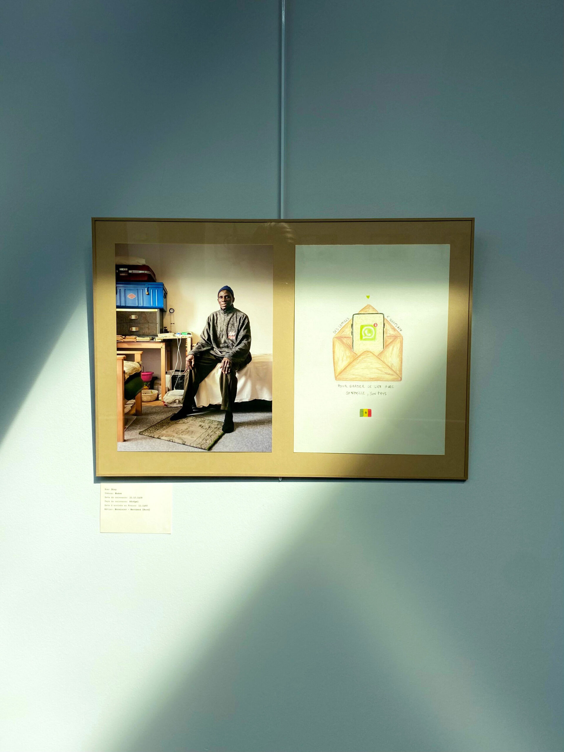 Visuel d'un tirage encadré extrait de l'exposition "Les Cheveux Blancs" d'Anouk Desury, lors de son exposition à l'Ecole Nationale de protection judiciaire de la jeunesse (ENPJJ) du 19 septembre au 17 octobre 2025, à l'occasion des Journées du Patrimoine 2025. Cette exposition est un hommage aux travailleurs et travailleuses immigré.e.s du Nord et à leurs familles (venant d’Algérie, du Maroc, de unisie, de Pologne, du Sénégal, de Mauritanie, d’Espagne et autres).