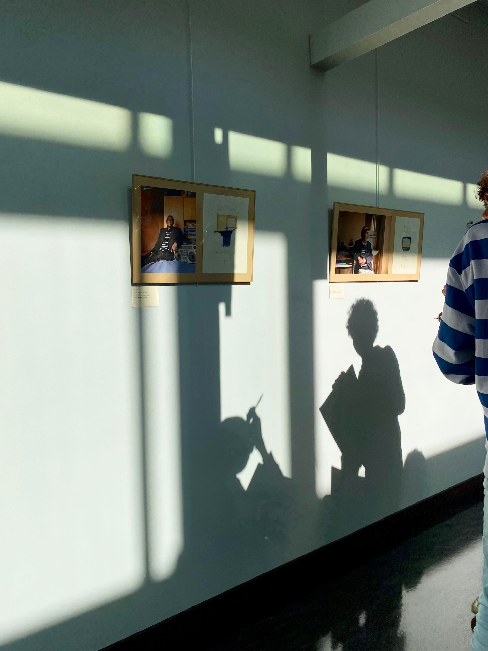 Visuel d'un tirage encadré extrait de l'exposition "Les Cheveux Blancs" d'Anouk Desury, lors de son exposition à l'Ecole Nationale de protection judiciaire de la jeunesse (ENPJJ) du 19 septembre au 17 octobre 2025, à l'occasion des Journées du Patrimoine 2025. Cette exposition est un hommage aux travailleurs et travailleuses immigré.e.s du Nord et à leurs familles (venant d’Algérie, du Maroc, de unisie, de Pologne, du Sénégal, de Mauritanie, d’Espagne et autres).