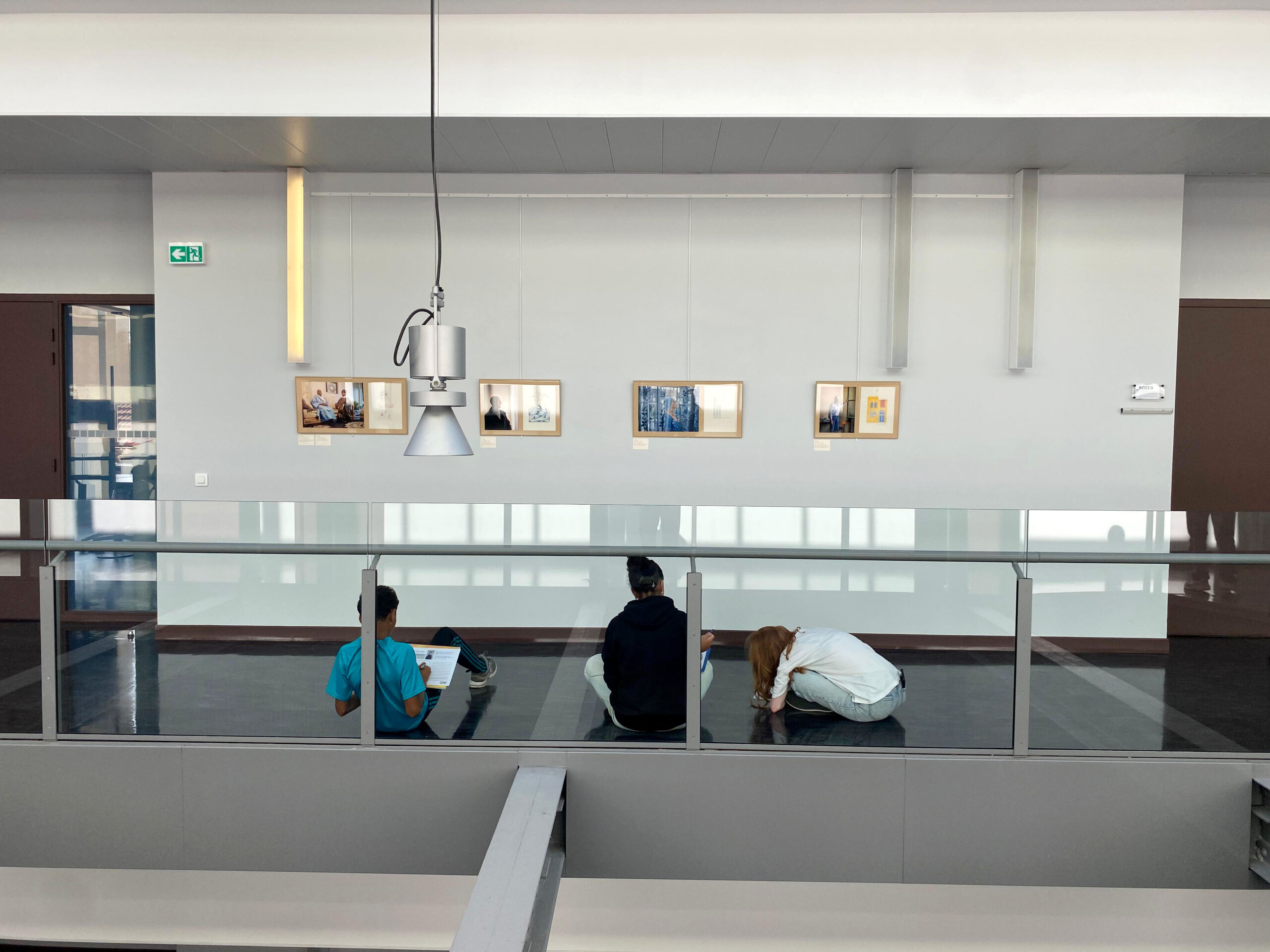 Visuel montrant du public à l'exposition "Les Cheveux Blancs" d'Anouk Desury, lors de son exposition à l'Ecole Nationale de protection judiciaire de la jeunesse (ENPJJ) du 19 septembre au 17 octobre 2025, à l'occasion des Journées du Patrimoine 2025. Cette exposition est un hommage aux travailleurs et travailleuses immigré.e.s du Nord et à leurs familles (venant d’Algérie, du Maroc, de unisie, de Pologne, du Sénégal, de Mauritanie, d’Espagne et autres).