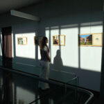 Visuel montrant du public à l'exposition "Les Cheveux Blancs" d'Anouk Desury, lors de son exposition à l'Ecole Nationale de protection judiciaire de la jeunesse (ENPJJ) du 19 septembre au 17 octobre 2025, à l'occasion des Journées du Patrimoine 2025. Cette exposition est un hommage aux travailleurs et travailleuses immigré.e.s du Nord et à leurs familles (venant d’Algérie, du Maroc, de unisie, de Pologne, du Sénégal, de Mauritanie, d’Espagne et autres).