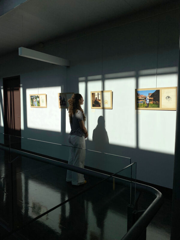 Visuel montrant du public à l'exposition "Les Cheveux Blancs" d'Anouk Desury, lors de son exposition à l'Ecole Nationale de protection judiciaire de la jeunesse (ENPJJ) du 19 septembre au 17 octobre 2025, à l'occasion des Journées du Patrimoine 2025. Cette exposition est un hommage aux travailleurs et travailleuses immigré.e.s du Nord et à leurs familles (venant d’Algérie, du Maroc, de unisie, de Pologne, du Sénégal, de Mauritanie, d’Espagne et autres).