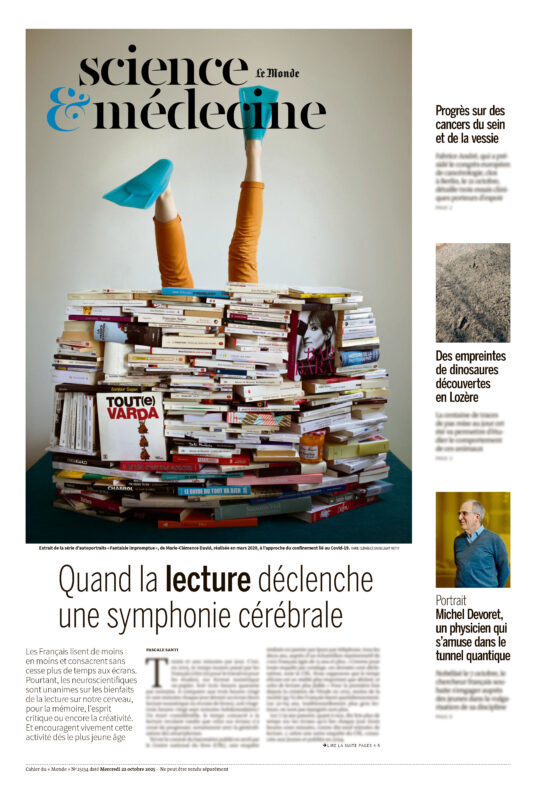 Parution de Marie-Clémence David / Light Motiv (extrait d'une image de sa série Fantaisie impromptue) pour un article consacré aux bienfaits de la lecture sur le cerveau, et son recul dans la population française dans Le Monde n°25134 le 22 octobre 2025.