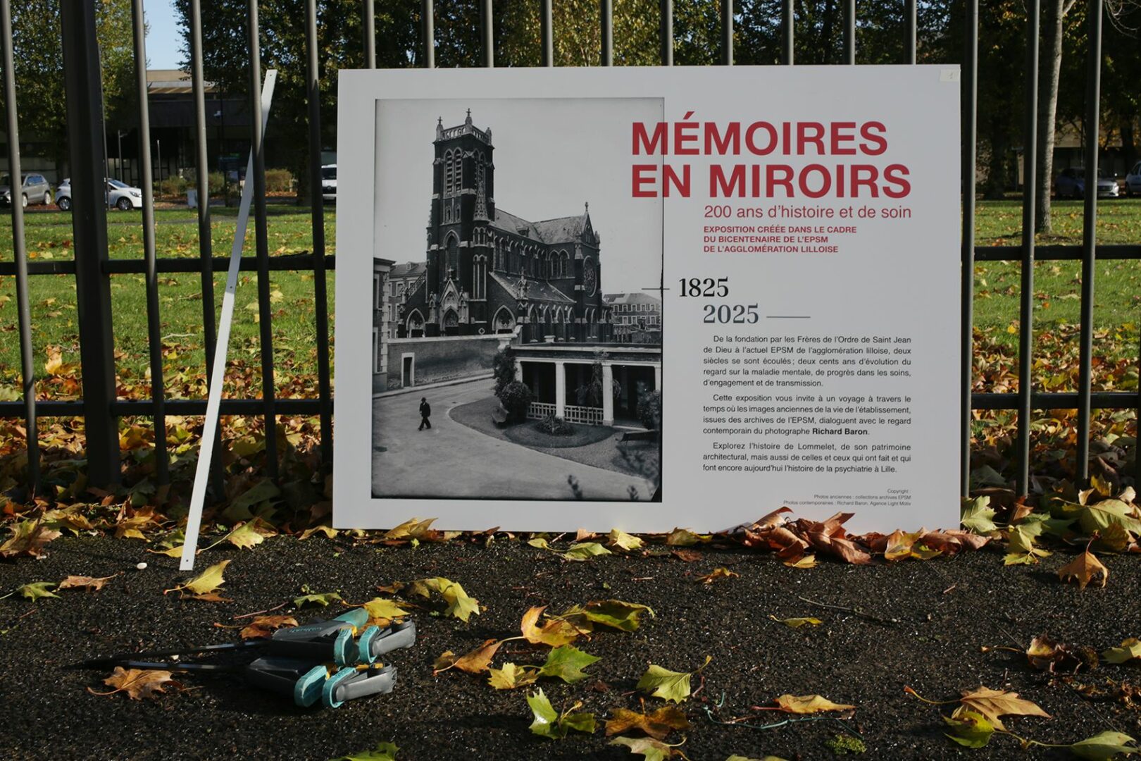 Visuel de l'exposition "Mémoires en miroirs : 200 ans d'histoire et de soin" montrant des images d'archives ainsi que des photographies prises par Richard Baron lors de sa mission auprès de l'EPSM (établissement public de santé mentale) à Saint-André-lez-Lille en novembre 2025.