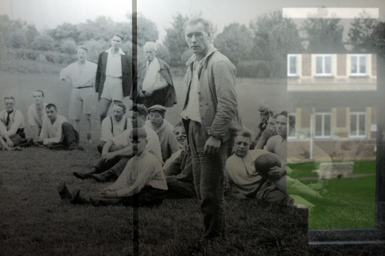 Visuel de l'exposition "Mémoires en miroirs : 200 ans d'histoire et de soin" montrant des images d'archives ainsi que des photographies prises par Richard Baron lors de sa mission auprès de l'EPSM (établissement public de santé mentale) à Saint-André-lez-Lille en novembre 2025.