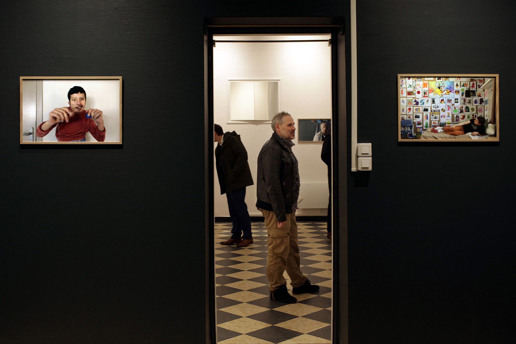 Visuel du vernissage de l'exposition "Mémoires en miroirs : 200 ans d'histoire et de soin" montrant des images d'archives ainsi que des photographies prises par Richard Baron lors de sa mission auprès de l'EPSM (établissement public de santé mentale) à Saint-André-lez-Lille en novembre 2025.