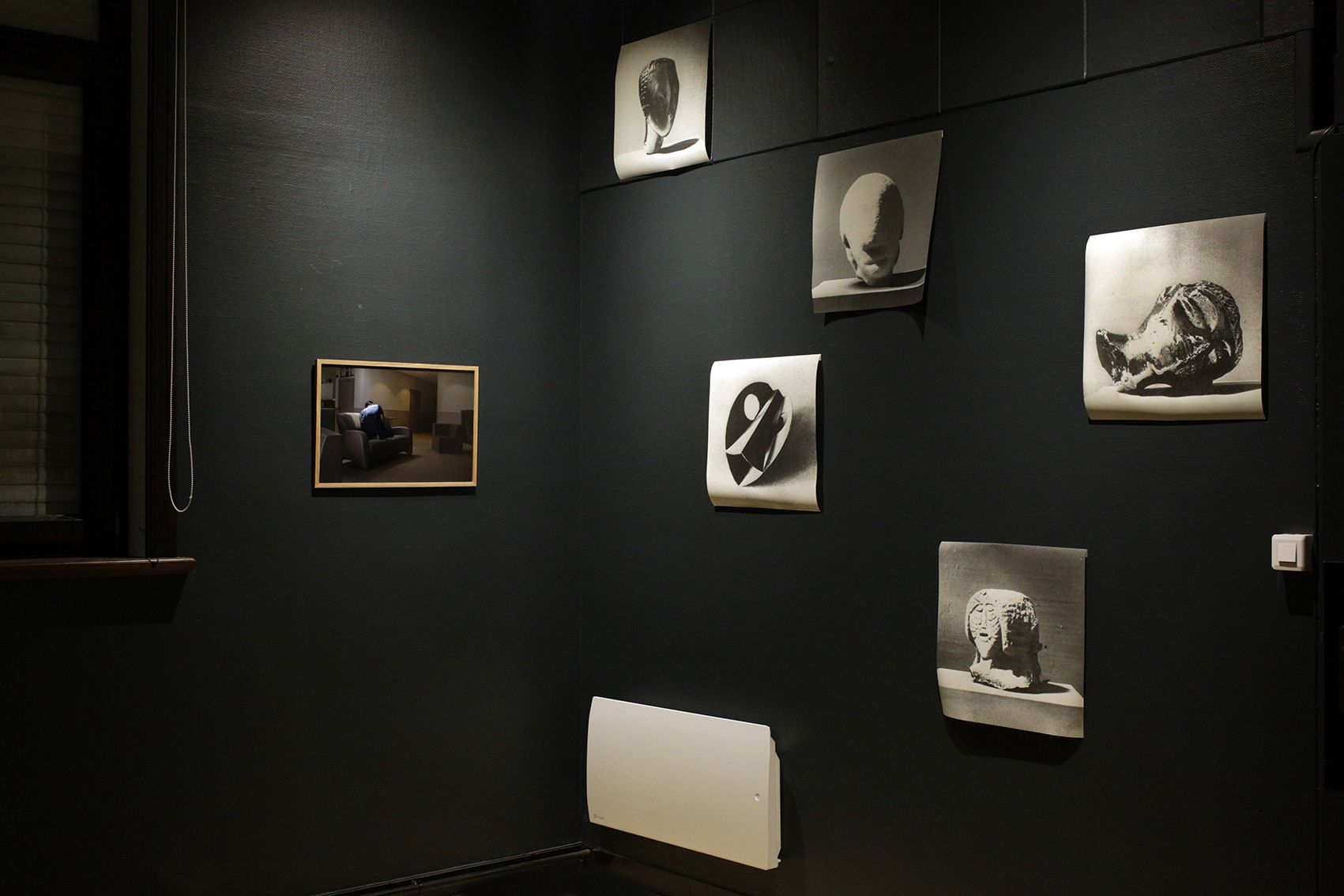 Visuel de l'exposition "Mémoires en miroirs : 200 ans d'histoire et de soin" montrant des images d'archives ainsi que des photographies prises par Richard Baron lors de sa mission auprès de l'EPSM (établissement public de santé mentale) à Saint-André-lez-Lille en novembre 2025.