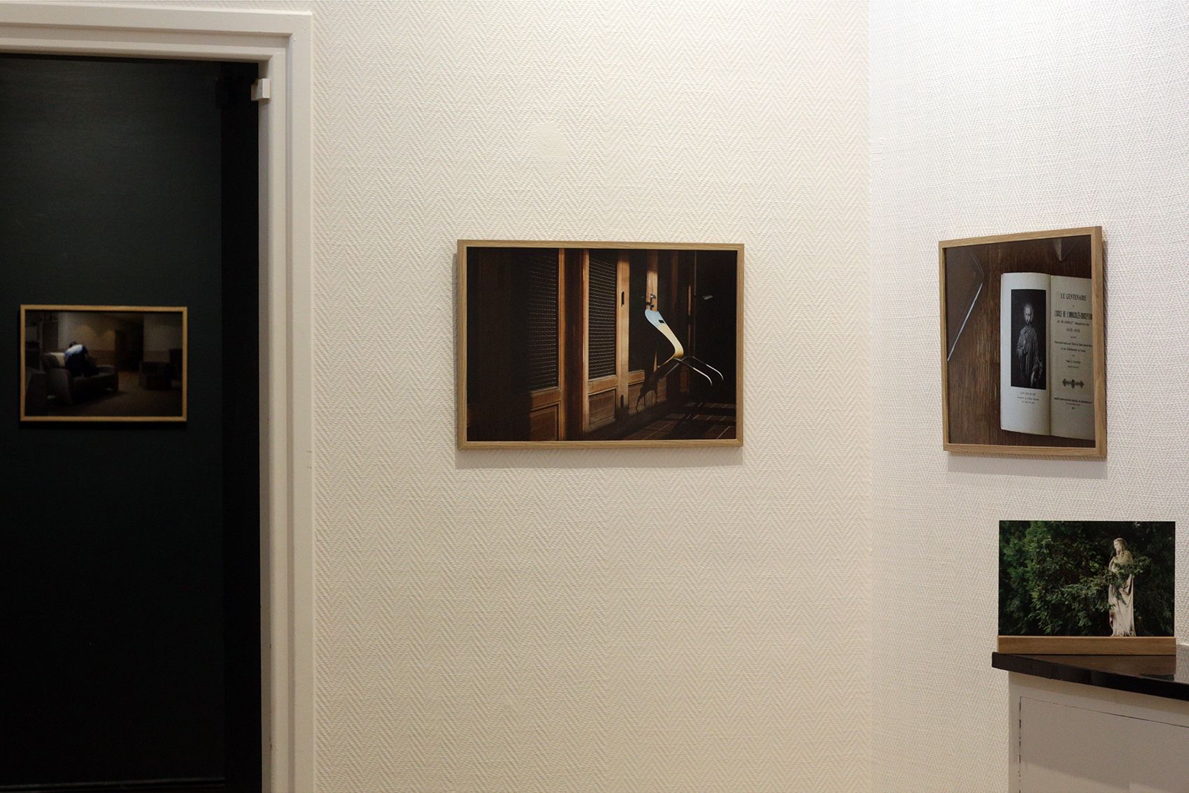 Visuel de l'exposition "Mémoires en miroirs : 200 ans d'histoire et de soin" montrant des images d'archives ainsi que des photographies prises par Richard Baron lors de sa mission auprès de l'EPSM (établissement public de santé mentale) à Saint-André-lez-Lille en novembre 2025.