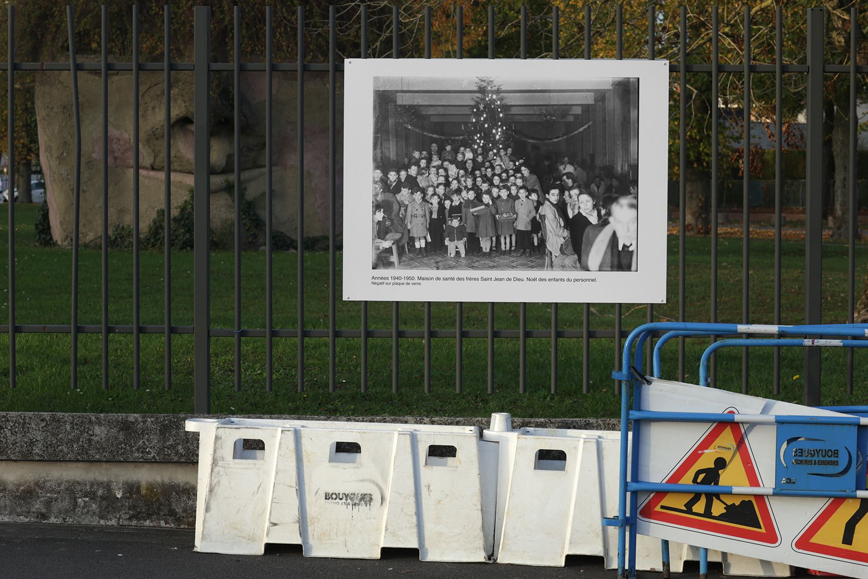 Visuel de l'exposition "Mémoires en miroirs : 200 ans d'histoire et de soin" montrant des images d'archives ainsi que des photographies prises par Richard Baron lors de sa mission auprès de l'EPSM (établissement public de santé mentale) à Saint-André-lez-Lille en novembre 2025.