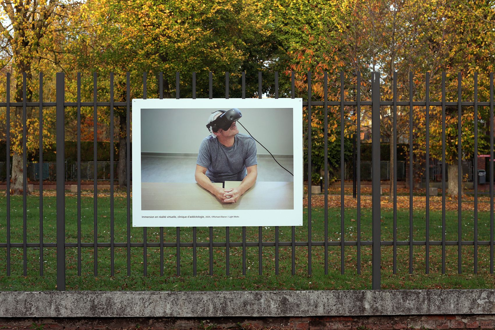 Visuel de l'exposition "Mémoires en miroirs : 200 ans d'histoire et de soin" montrant des images d'archives ainsi que des photographies prises par Richard Baron lors de sa mission auprès de l'EPSM (établissement public de santé mentale) à Saint-André-lez-Lille en novembre 2025.