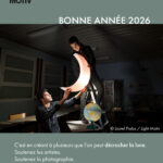 Visuel de voeux de la nouvelle année 2026 par l'agence photographique Light Motiv, avec une photographie issue de la série de Lionel Pralus représentant deux jeunes hommes décrochant un croissant de lune illuminé dans une salle de classe. Un texte est ajouté sous l'image : "C'est en créant à plusieurs que l'on peut décrocher la lune. Soutenez les artistes. Soutenez la photographie. Soutenez la culture."