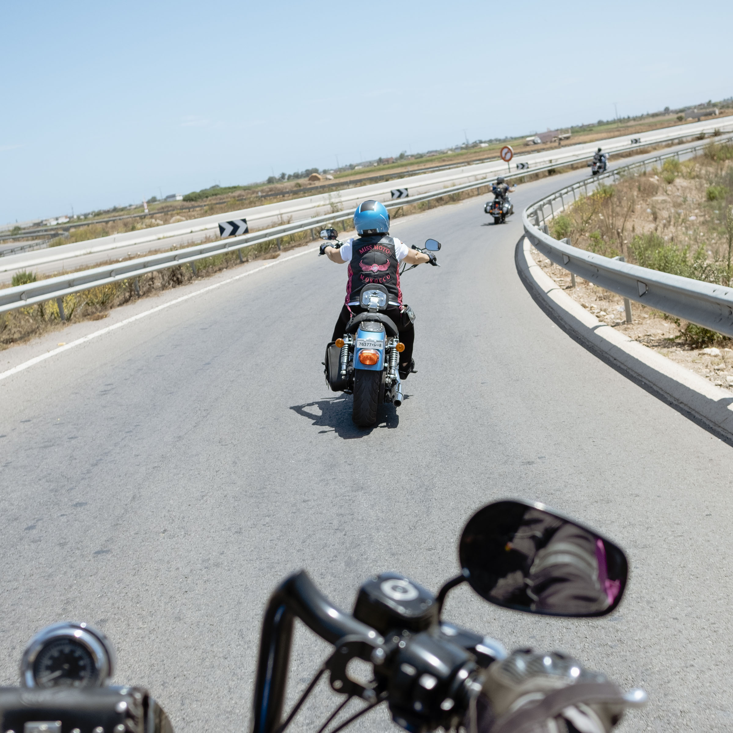 Photographie de Lionel Pralus issue de sa série intitulée "dés-équilibres" représentant une personne aux cheveux courts et bouclés tenant une structure en bois ajourée lui entourant la tête.