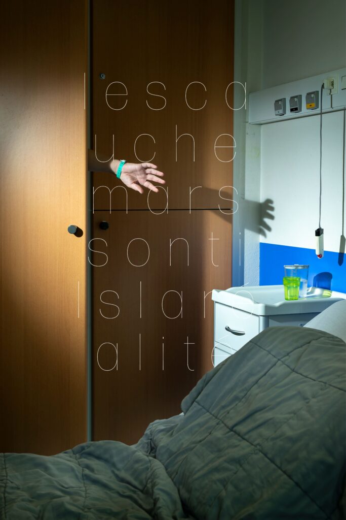 Photographie de Lionel Pralus / Light Motiv, issue de la série intitulée Le Jour La Nuit datant de 2024, représentant une chambre d'hôpital avec un bras qui sort de l'entrebâillement de la porte située à côté du lit avec un texte en filigrane "les cauchemars sont ils la réalité", dans le cadre d'un projet tourné autour de jeunes et de l'éclairage hospitalier.