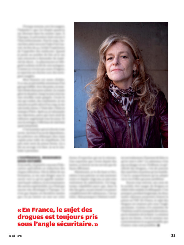 Visuel de la page 2 de la parution de Jeanne Fourneau / Light Motiv avec le portrait d'une ancienne addict devenue accompagnatrice (ou pair-aidante) pour usagers de drogues (notamment héroïne), dans le média Le Cri n°5 en mars 2026